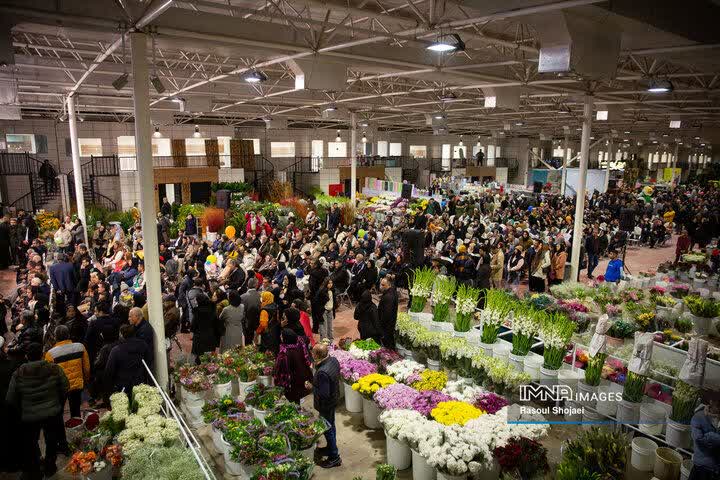 باغ ارغوان شلوغ‌ترین بازار گل و گیاه اصفهان در روز پایانی سال